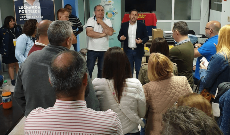 Héctor Suárez, la noche del pasado domingo dirigiéndose al equipo y militancia de Juntos por Telde (Foto TA)